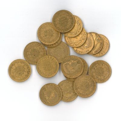 quelques pièces d'or sont éparpillées sur une surface blanche
