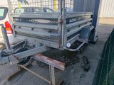 une photo d'un camion avec une cage à l'arrière