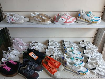 de nombreuses paires de chaussures posées sur une étagère