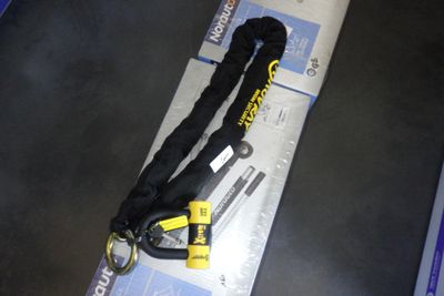 une paire de skis posée sur une boîte