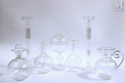 un grand nombre de vases en verre posés sur une table
