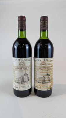 deux bouteilles de vin posées l'une à côté de l'autre sur une table