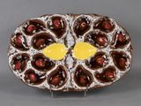 une assiette marron et blanche ornée d'une fleur jaune