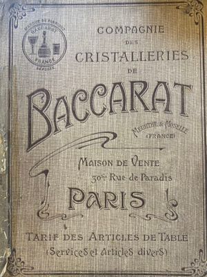 une pancarte sur laquelle est écrit « baccarat » en français, sur une toile de burlock