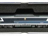 un train bleu et blanc dans une boîte posée sur une surface blanche