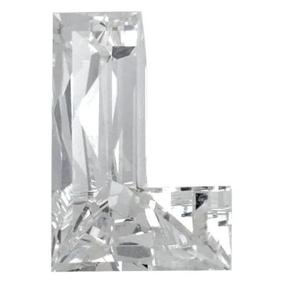 un gros plan d'un diamant taillé en forme de diamant sur fond blanc