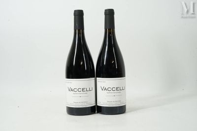 deux bouteilles de vin rouge posées l'une à côté de l'autre sur une table