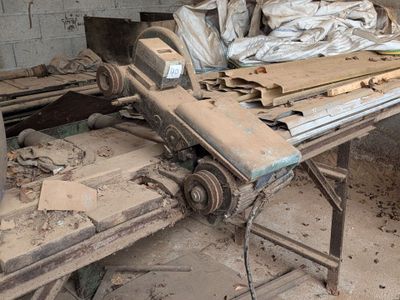 une machine placée au milieu d'une pièce