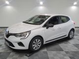 la voiture blanche est garée dans le garage sur un sol en damier