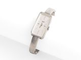 une photo d'une montre-bracelet argentée posée sur une surface blanche