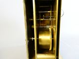 une horloge en or posée sur une table