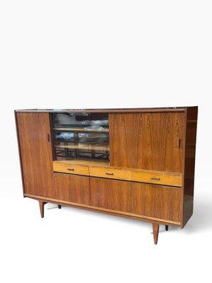 une photo d'une armoire en bois avec des portes vitrées et des tiroirs