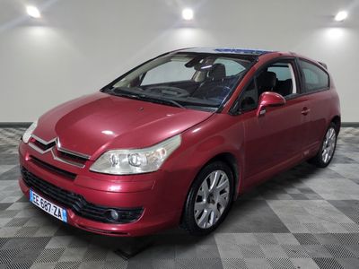 la voiture rouge est garée dans le garage sur le sol en damier