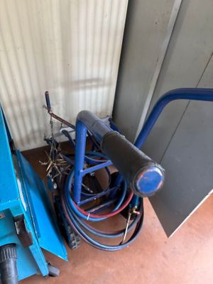 a blue machine that is sitting next to a wall