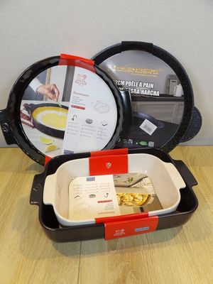 deux casseroles posées sur une table