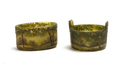 deux tasses posées côte à côte sur une surface blanche