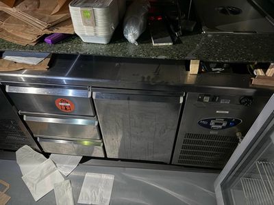 une image d'une cuisine avec beaucoup de désordre sur le comptoir