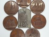 plusieurs pièces de monnaie sont disposées en cercle sur une surface blanche