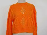 un pull orange sur un mannequin, un mannequin, un mannequin, un mannequin, un mannequin, un mannequin, un mannequin, un mannequin, un mannequin