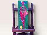 tableau représentant une femme assise sur une chaise en bois, avec une chaîne autour du cou