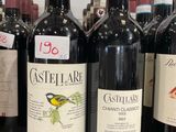 plusieurs bouteilles de vin sont alignées sur une table