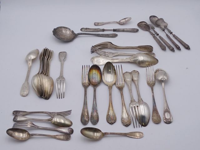 Ensemble de couverts de modèles différents en argent poinçon viei...