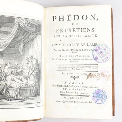 un livre sur lequel figure la photo d'un groupe de personnes dans une pièce