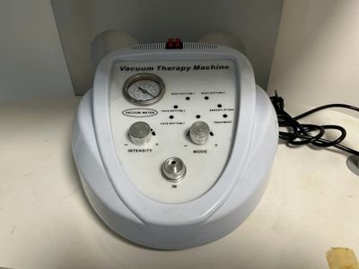 une photo d'un appareil de soins du visage posé sur un comptoir