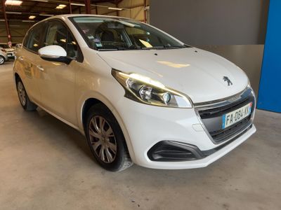 La voiture blanche est garée dans un garage avec d'autres voitures.