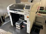 une machine posée sur une table dans une pièce