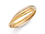 une bague en or à deux anneaux sur fond blanc