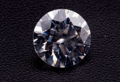 gros plan d'un diamant sur une surface noire