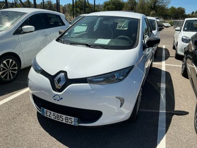 plusieurs voitures garées les unes à côté des autres dans un parking