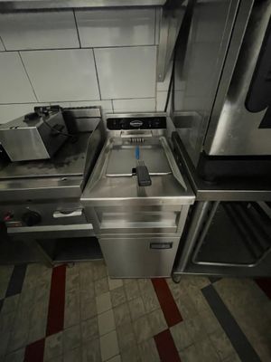 une cuisine équipée d'une cuisinière, d'un four et d'un évier