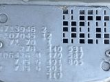un gros plan d'une plaque métallique sur laquelle figurent des chiffres