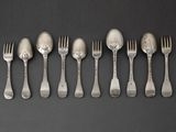 six fourchettes et cuillères alignées en rang sur une table