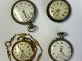 Quatre types différents de montres de poche sont exposés sur un fond blanc