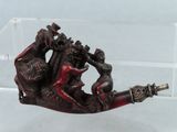 une figurine représentant un homme jouant de la flûte en compagnie d'un chien