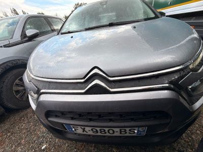 deux voitures garées l'une à côté de l'autre dans un parking