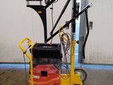 une photo d'une petite machine garée dans un garage