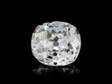 gros plan d'un diamant blanc sur une surface noire