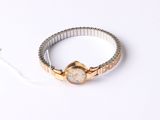 l'image d'une montre-bracelet entourée d'une chaîne