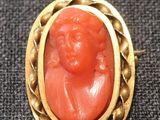 Gros plan sur une bague en or ornée d'une pierre rouge