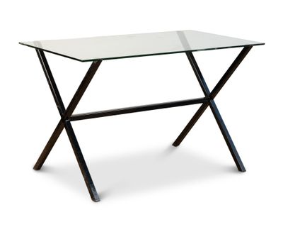 une photo d'une table en verre avec des pieds noirs et un plateau en verre