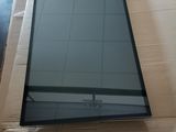 une photo d'un téléviseur à écran plat posé sur un carton