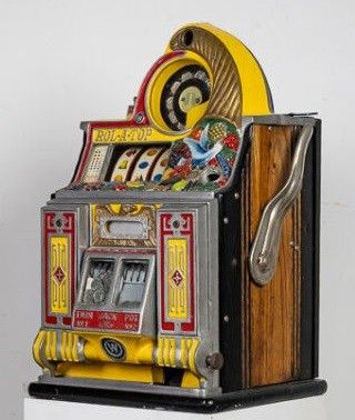 une machine à sous miniature posée sur une table