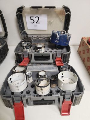 une mallette à outils qui contient tout un tas d'outils