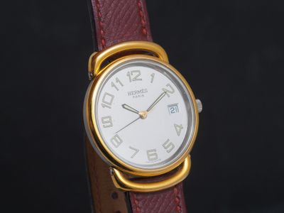 un gros plan d'une montre-bracelet avec un bracelet en cuir