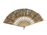 un vieux ventilateur orné d'un motif sur fond blanc