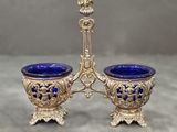 deux vases en verre bleu posés sur une table